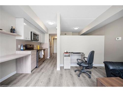 212-308 Lester Street, Waterloo, ON - Indoor Photo Showing Kitchen