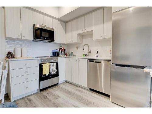 2301-15 Wellington Street, Kitchener, ON - Indoor Photo Showing Kitchen