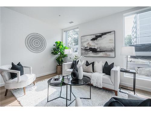 302-24 Union Street E, Waterloo, ON - Indoor Photo Showing Living Room