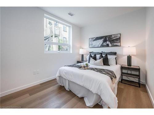 302-24 Union Street E, Waterloo, ON - Indoor Photo Showing Bedroom