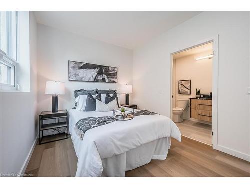 302-24 Union Street E, Waterloo, ON - Indoor Photo Showing Bedroom