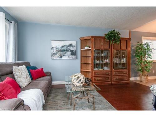 8 Dawn Ridge Drive, Kitchener, ON - Indoor Photo Showing Living Room