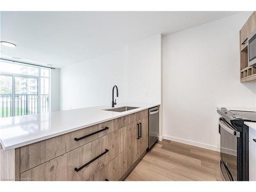 101-24 Union Street E, Waterloo, ON - Indoor Photo Showing Kitchen With Upgraded Kitchen