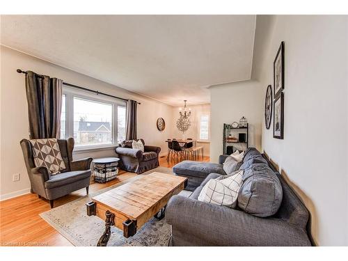 114 Rife Avenue, Cambridge, ON - Indoor Photo Showing Living Room