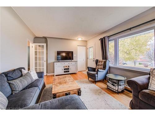 114 Rife Avenue, Cambridge, ON - Indoor Photo Showing Living Room