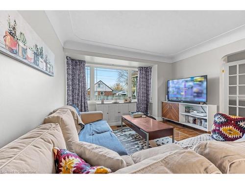 688 Ninth Avenue, Hamilton, ON - Indoor Photo Showing Living Room