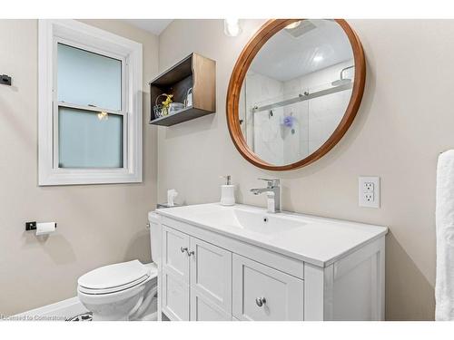 688 Ninth Avenue, Hamilton, ON - Indoor Photo Showing Bathroom