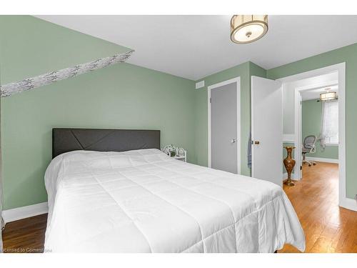 688 Ninth Avenue, Hamilton, ON - Indoor Photo Showing Bedroom