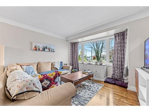 688 Ninth Avenue, Hamilton, ON - Indoor Photo Showing Living Room