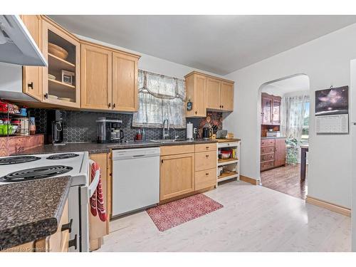 688 Ninth Avenue, Hamilton, ON - Indoor Photo Showing Kitchen