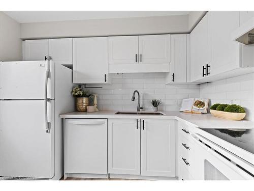 514 Mortimer Drive, Cambridge, ON - Indoor Photo Showing Kitchen With Double Sink