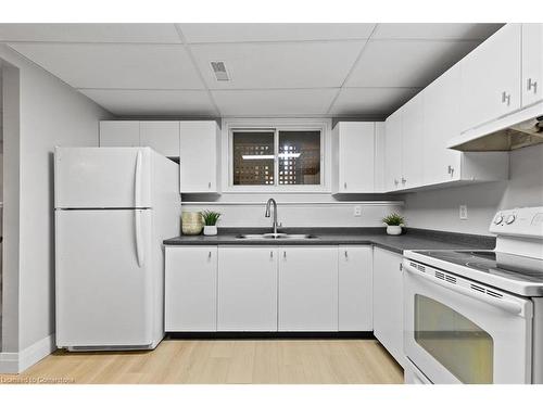 514 Mortimer Drive, Cambridge, ON - Indoor Photo Showing Kitchen With Double Sink