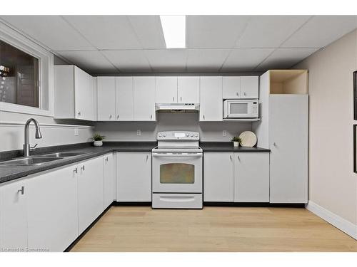 514 Mortimer Drive, Cambridge, ON - Indoor Photo Showing Kitchen With Double Sink