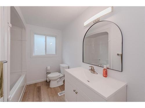 53 Oak Street, Cambridge, ON - Indoor Photo Showing Bathroom