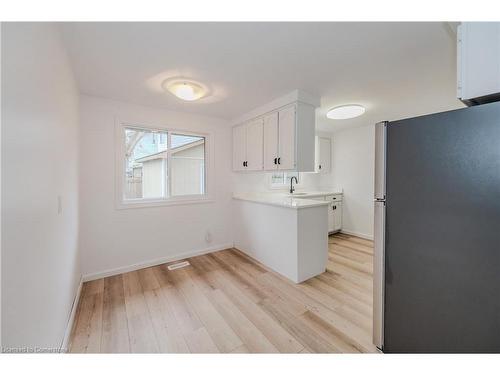 53 Oak Street, Cambridge, ON - Indoor Photo Showing Kitchen