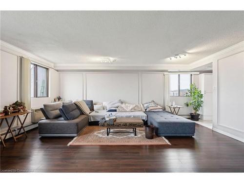 701-1255 Commissioners Road W, London, ON - Indoor Photo Showing Living Room