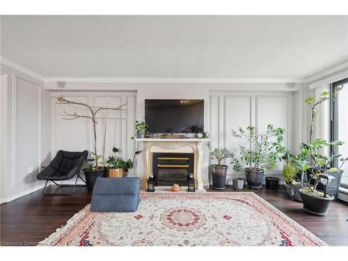 701-1255 Commissioners Road W, London, ON - Indoor Photo Showing Living Room