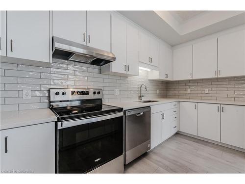 A011-142 Foamflower Place, Waterloo, ON - Indoor Photo Showing Kitchen With Upgraded Kitchen