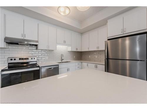 A011-142 Foamflower Place, Waterloo, ON - Indoor Photo Showing Kitchen With Upgraded Kitchen