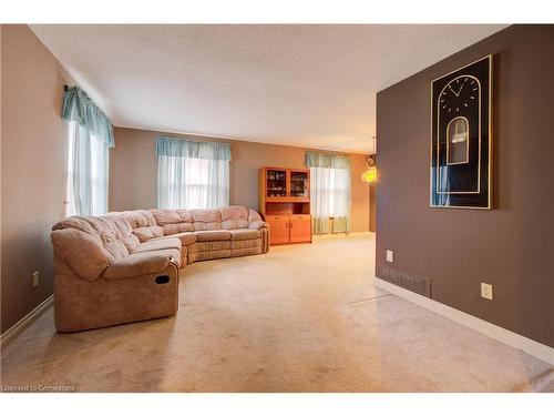 24 Margaret Avenue, Grimsby, ON - Indoor Photo Showing Living Room