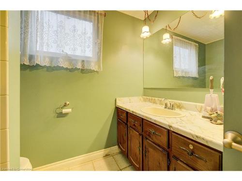 24 Margaret Avenue, Grimsby, ON - Indoor Photo Showing Bathroom