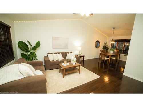 663 Springbank Avenue N, Woodstock, ON - Indoor Photo Showing Living Room