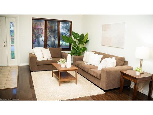 663 Springbank Avenue N, Woodstock, ON - Indoor Photo Showing Living Room