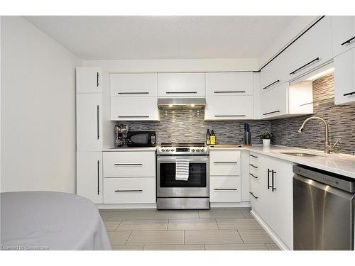 709-55 Green Valley Drive, Kitchener, ON - Indoor Photo Showing Kitchen With Upgraded Kitchen