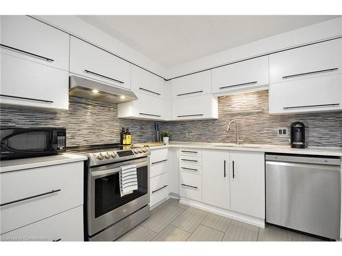 709-55 Green Valley Drive, Kitchener, ON - Indoor Photo Showing Kitchen With Upgraded Kitchen