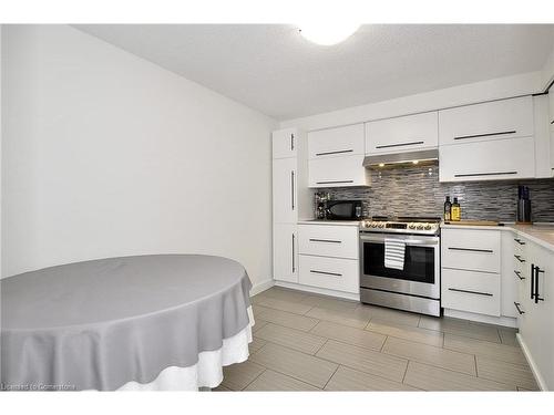 709-55 Green Valley Drive, Kitchener, ON - Indoor Photo Showing Kitchen