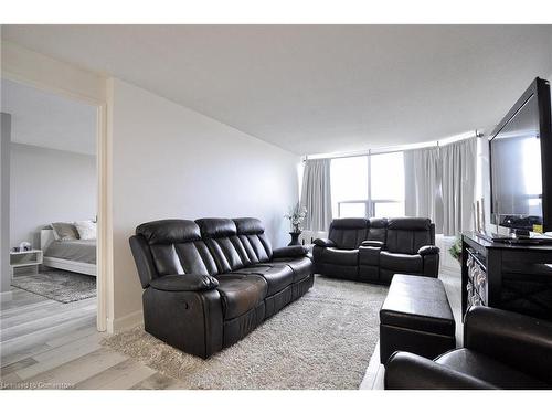 709-55 Green Valley Drive, Kitchener, ON - Indoor Photo Showing Living Room