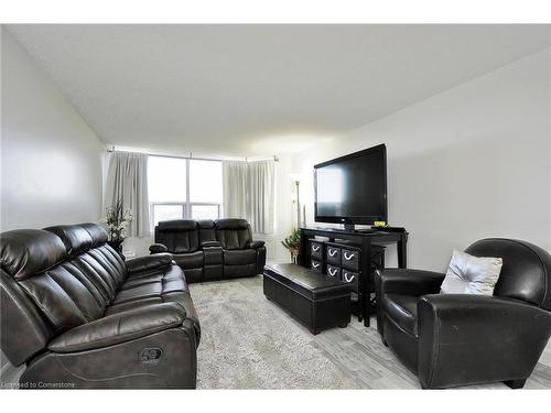 709-55 Green Valley Drive, Kitchener, ON - Indoor Photo Showing Living Room