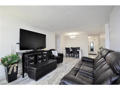 709-55 Green Valley Drive, Kitchener, ON - Indoor Photo Showing Living Room