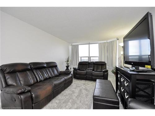 709-55 Green Valley Drive, Kitchener, ON - Indoor Photo Showing Living Room