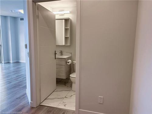 907-60 Frederick Street, Kitchener, ON - Indoor Photo Showing Bathroom