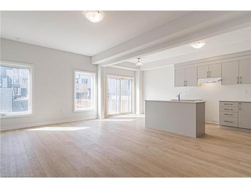 60-155 Equestrian Way, Cambridge, ON - Indoor Photo Showing Kitchen