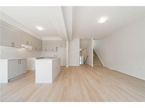 60-155 Equestrian Way, Cambridge, ON - Indoor Photo Showing Kitchen