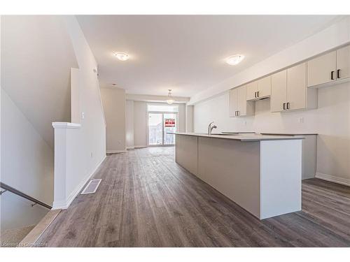 4-155 Equestrian Way, Cambridge, ON - Indoor Photo Showing Kitchen