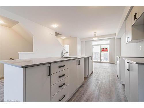 4-155 Equestrian Way, Cambridge, ON - Indoor Photo Showing Kitchen