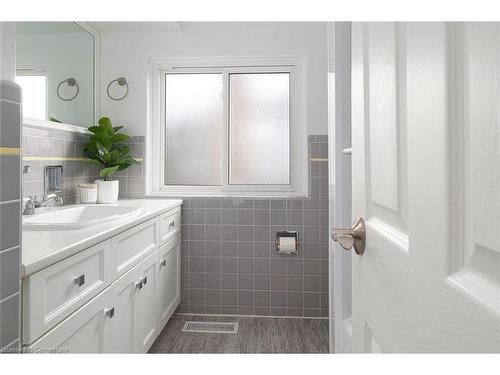 22 Fairmount Road, Kitchener, ON - Indoor Photo Showing Bathroom