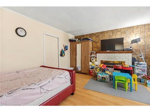 448 Third Street, London, ON - Indoor Photo Showing Bedroom