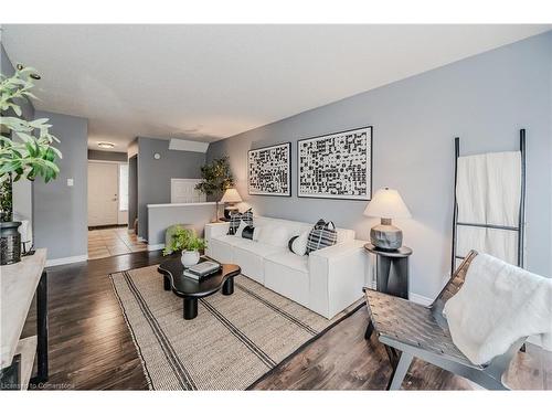 12-46 Cedarwoods Crescent, Kitchener, ON - Indoor Photo Showing Living Room