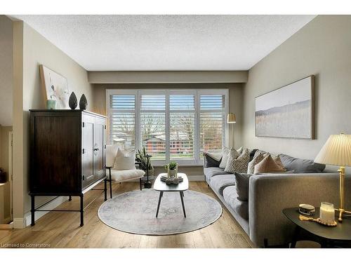 27 Nickolas Crescent, Cambridge, ON - Indoor Photo Showing Living Room