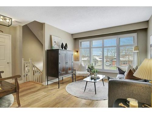 27 Nickolas Crescent, Cambridge, ON - Indoor Photo Showing Living Room