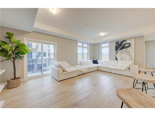 55-107 Westra  Dr, Guelph, ON - Indoor Photo Showing Living Room