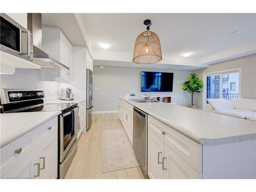 55-107 Westra  Dr, Guelph, ON - Indoor Photo Showing Kitchen