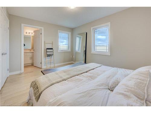 55-107 Westra  Dr, Guelph, ON - Indoor Photo Showing Bedroom