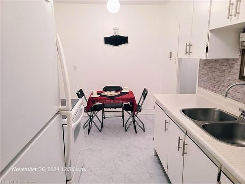 1607-225 Harvard Place, Kitchener, ON - Indoor Photo Showing Kitchen With Double Sink