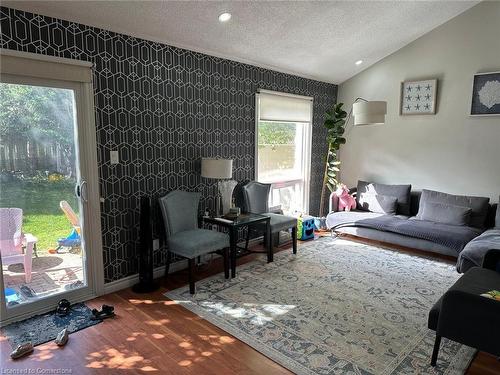 533B Rosemeadow Crescent, Waterloo, ON - Indoor Photo Showing Living Room