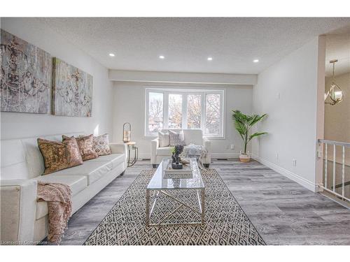 110 Uxbridge Crescent, Kitchener, ON - Indoor Photo Showing Living Room